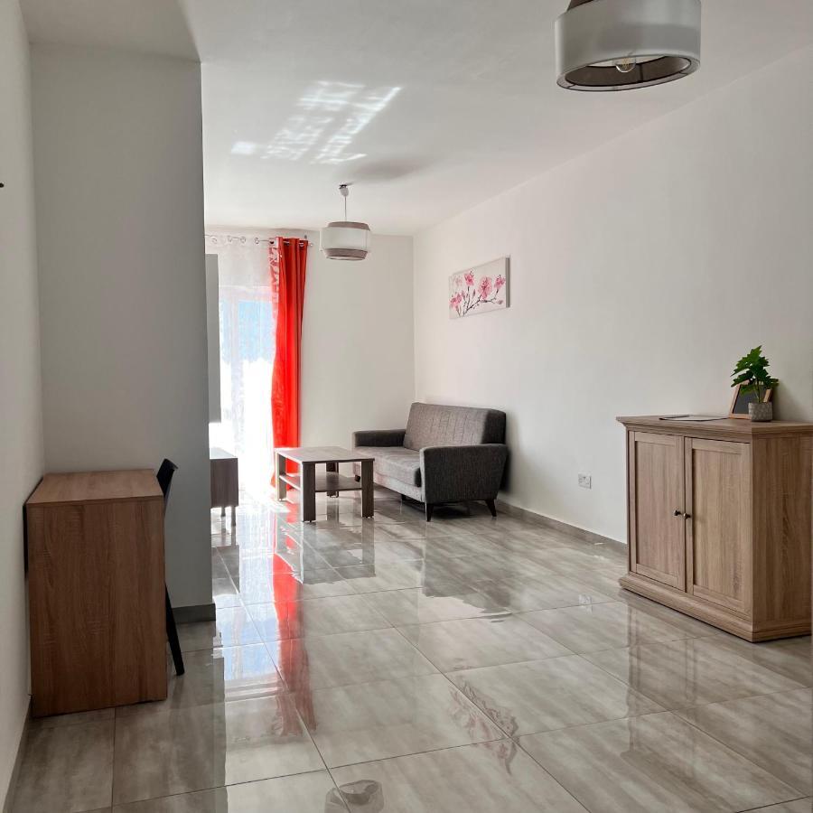 F4 Room 2, Private Room Two Single Beds Shared Bathroom Msida Exterior photo